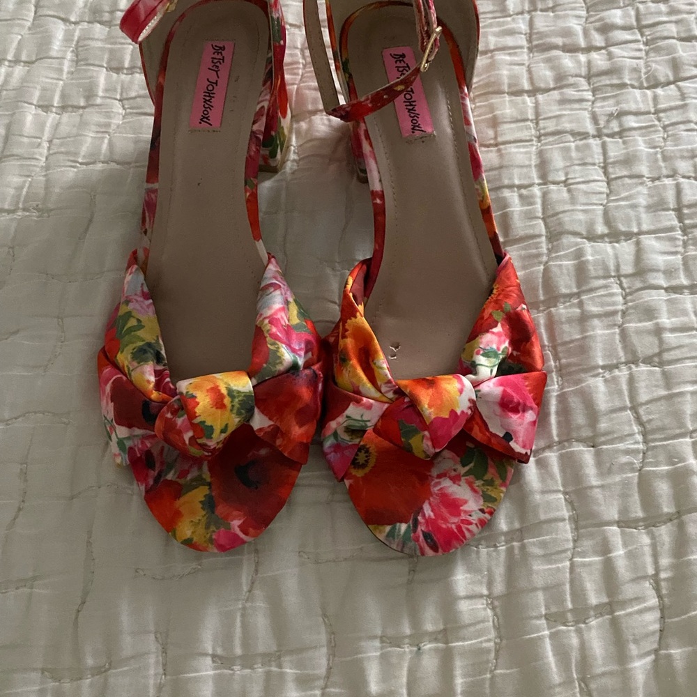 Brand new never worn Betsey Johnson cute summer fall sandals. Size 10
